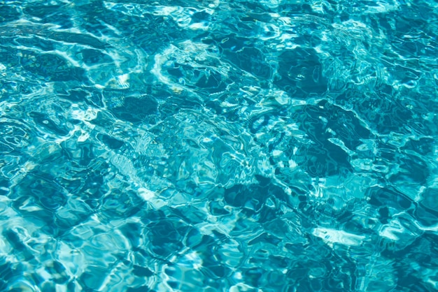 Fondo dell'acqua, piscina blu di superficie.