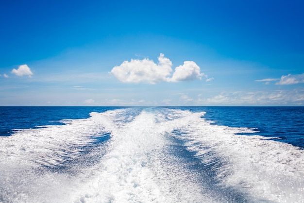 Фоновая поверхность воды позади быстро движущейся моторной лодки в винтажном стиле ретро