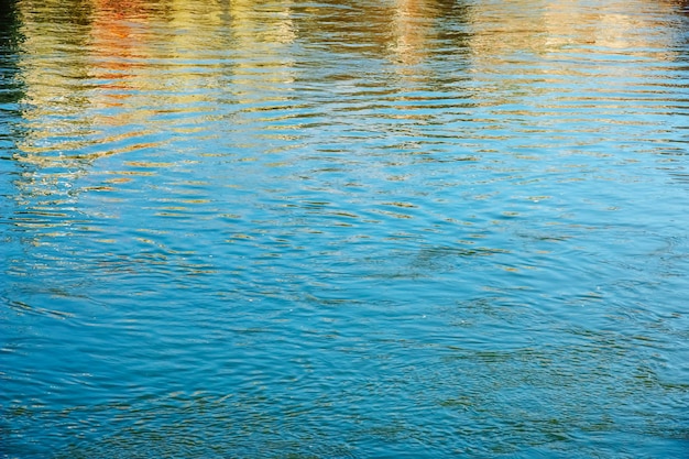 Foto sfondo della superficie dell'acqua del fiume salzach consistenza dell'acqua di un fiume di montagna