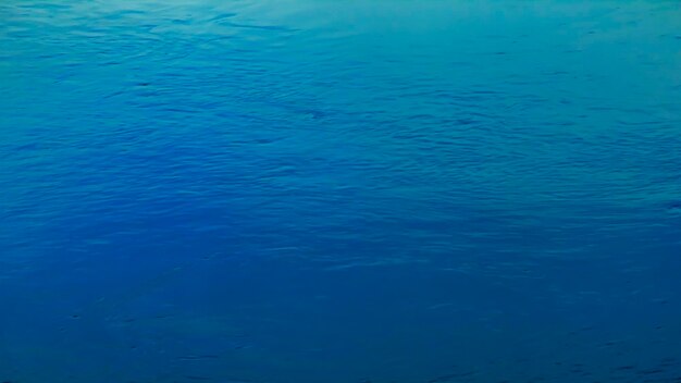 Photo background of the water surface of the salzach river texture of water of a mountain river