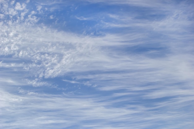 背景は青い空の白いシルス雲