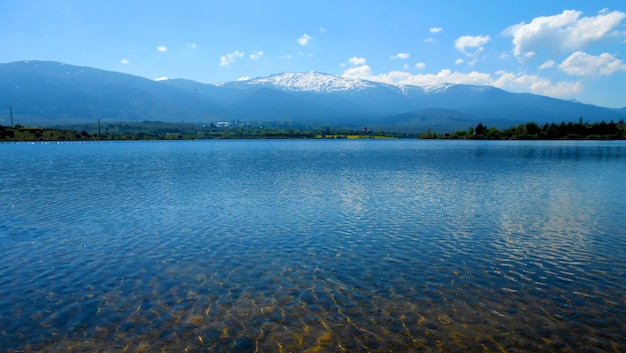 写真 雪山と白い雲と美しい湖の風景と背景