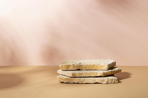Foto sfondo con una pila vuota di pietre su sfondo beige podio in pietra per prodotti cosmetici piedistallo per la presentazione del prodotto