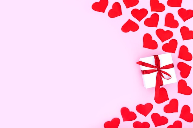 파스텔 핑크 배경에 텍스트에 대 한 여유 공간이있는 선물 및 마음 배경. 평면 평신도, 평면도. 발렌타인 데이 개념. 어머니의 날 개념.