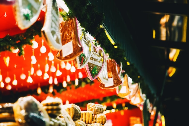 ザルツブルクオーストリアのクリスマスマーケットでのジンジャーブレッドの背景ホリデークリスマス