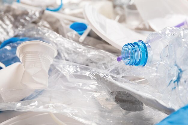 異なるプラスチック廃棄物の堆積物の背景