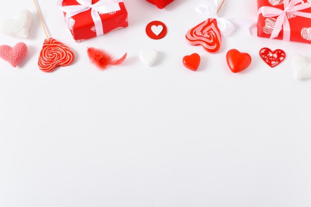 2월 14일 발렌타인 데이 인사말 카드에 대한 축제 발렌타인 데이 배너를 위한 빨간색 액세서리가 있는 배경 공간 복사 평면 위치 평면도