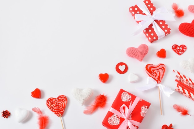 Sfondo con accessori rossi per una festa di san valentino banner per il 14 febbraio biglietto di auguri per san valentino spazio per la copia vista dall'alto piatta