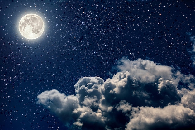 写真 星と月と雲と背景の夜空