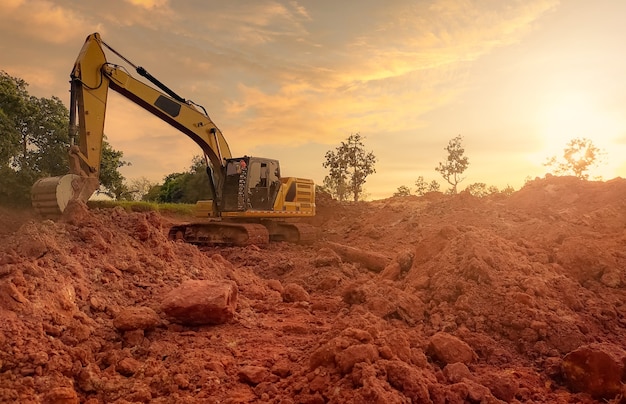 Backhoe werken door grond te graven op de bouwplaats. Emmertanden van backhoe-gravende grond.