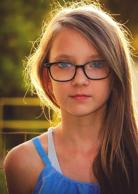 Photo backlit portrait of young woman