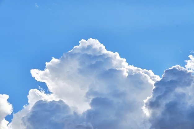 Backlit stratocumulus wolken met blauwe lucht op de achtergrond