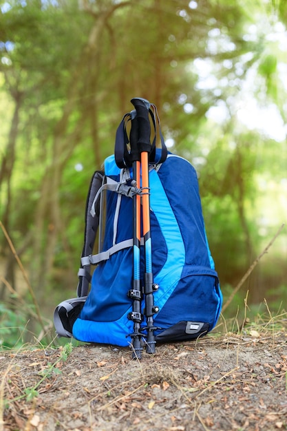 Foto zaino e bastoncini da trekking