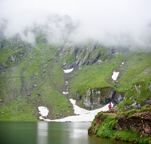 Backpacken bij dam Vidraru Lake in Roemenië