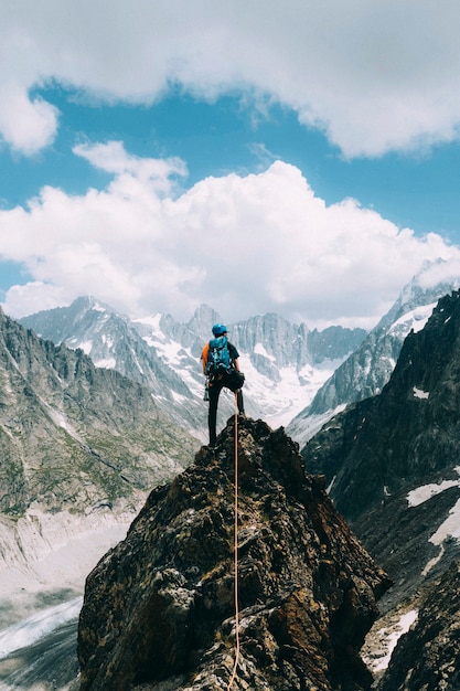 Backpacker al vertice delle alpi di chamonix in francia