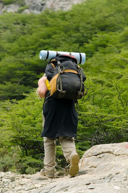 トレッキングをしているバックパッカー 孤独で山を登る 外の運動