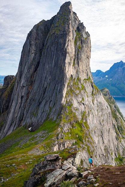 노르웨이의 유명한 세글라 산인 센야 섬이 내려다보이는 헤스텐에서 하이킹을 하는 백패커 소녀. 헤스텐