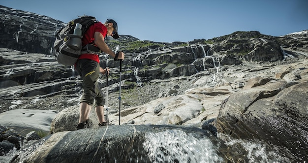 バックパッカー が 景色 の 美しい 氷河 の 景色 を 探検 する ハイキング