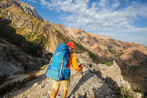 高山でのハイキングのバックパッカー