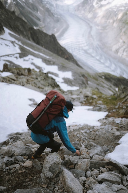 Zaino in spalla che fa un'escursione lungo le alpi di chamonix in francia