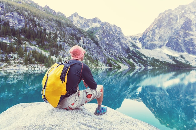 Backpacker in de zomerbergen