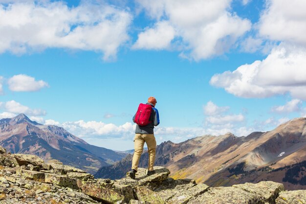 Backpacker in wandeling in de herfstbergen