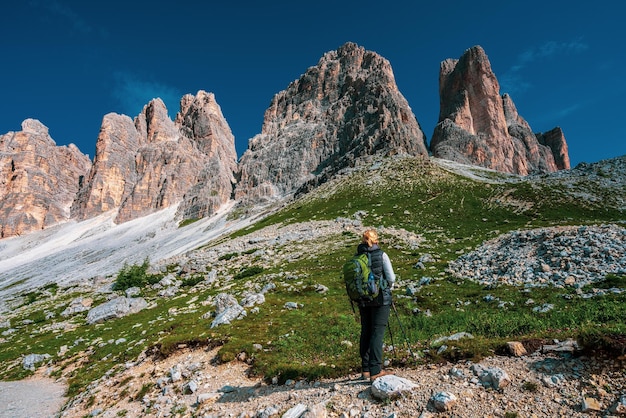 写真 ダロミット山脈のハイキングコースでバックパッカー イタリアの3つの山頂の景色