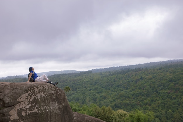 backpacker op rotsklif