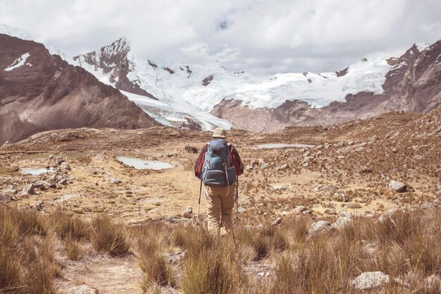 Backpacker op wandeling in de hoge bergen