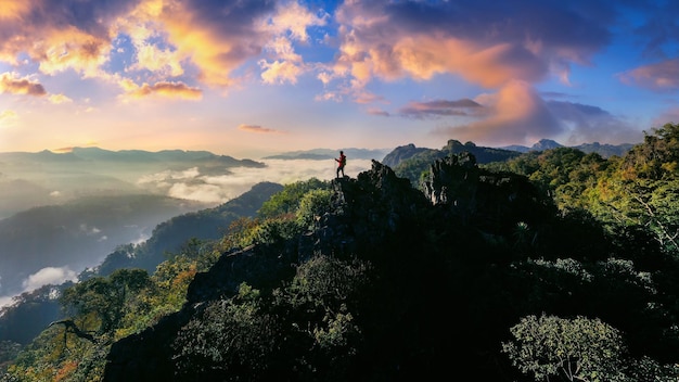 태국 매홍손(Mae hong Son)성 자보(Ja Bo) 마을의 일출 전망에 서 있는 백패커.