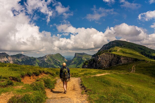 Photo backpacker in the swiss mountains