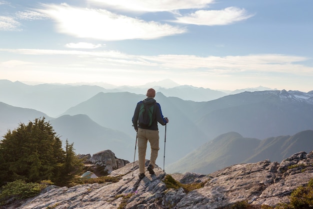 Backpacker tijdens een wandeling in de zomerbergen