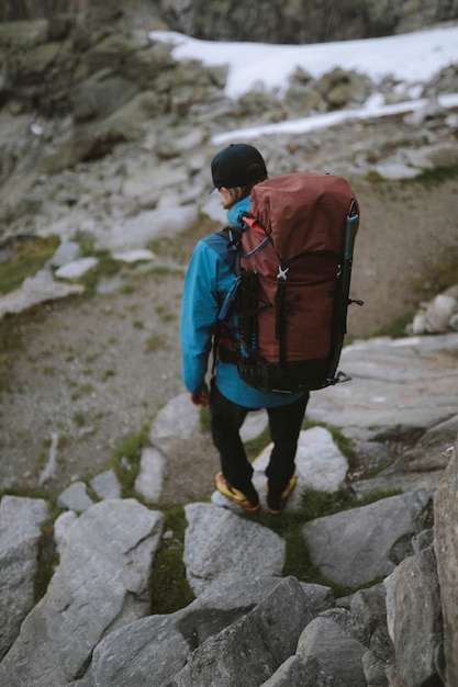 Backpacker wandelen langs de Mer de Glace in Frankrijk