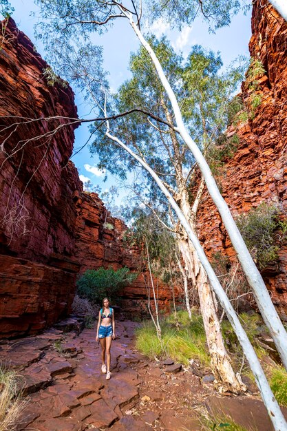 backpackermeisje dat in een zeer smalle kloof in het nationale park Karijini in West-Australië wandelt