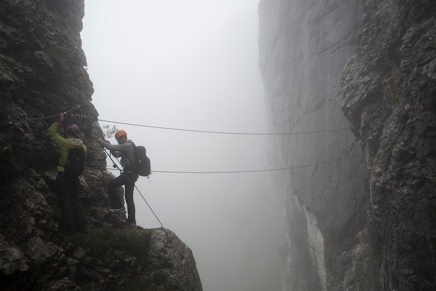 Фото Рюкзакисты поднимаются на гору в туманную погоду