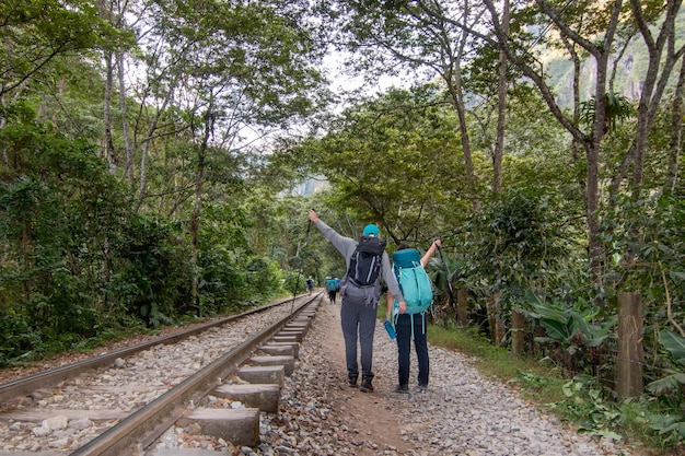 backpackers koppel wandelen op de spoorlijn naar Machu Picchu in Peru