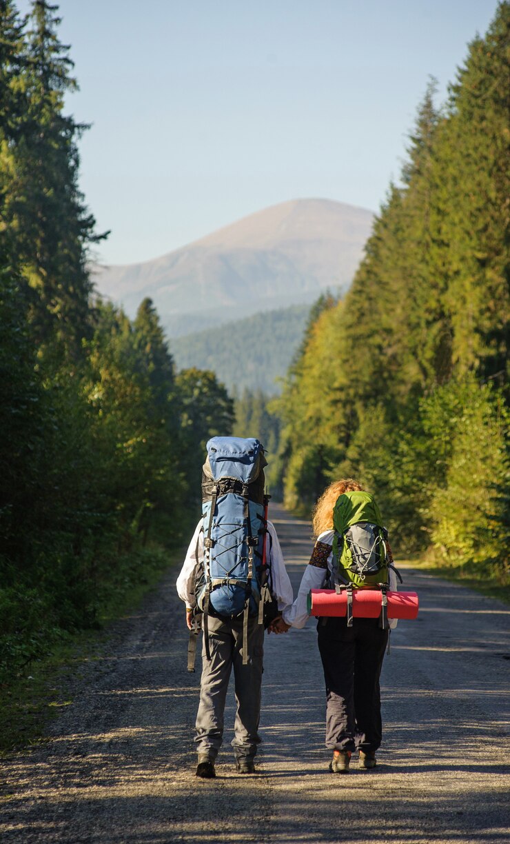 Photo backpackers walking on mountain road with backpacks