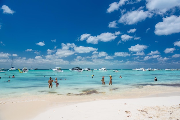 4人のセクシーな女の子の女性の背中がターコイズブルーのカリブ海の白い砂浜にあるブラジルのストリングビキニに立っていますムヘレス島カリブ海カンクンユカタンメキシコ