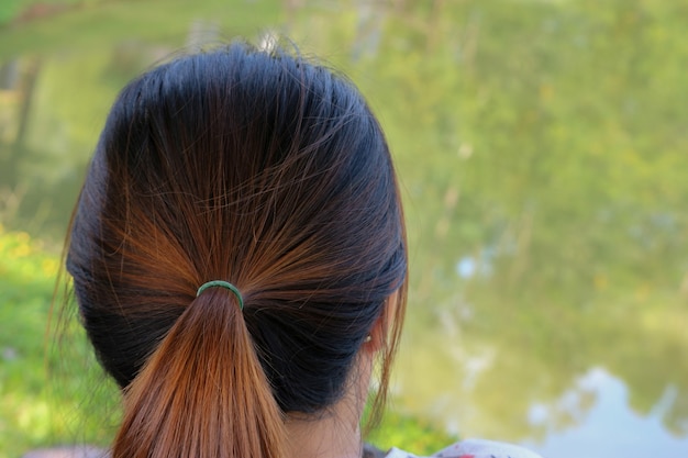 La parte del punto culminante marrone asiatico di colore sulla donna dei capelli neri.