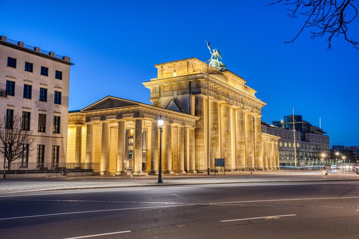 Photo the backside of the famous brandenburg gate in berlin at dawn