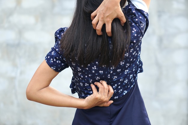 사진 백인 여성의 허리 통증과 통증 개념의 뒷면 가려운 아시아 여성