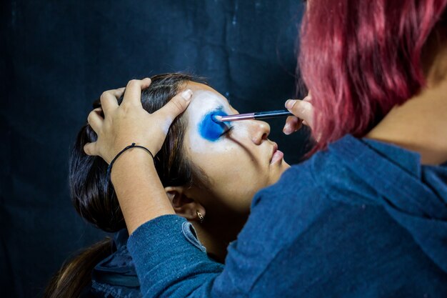 Backstage-make-up Vrouwen doen Halloween-make-up mensen in professionele visagistenopleiding