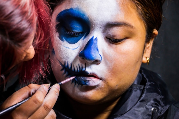 Backstage-make-up Vrouwen doen Halloween-make-up mensen in professionele visagistenopleiding