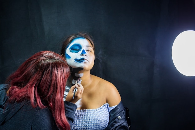 Backstage-make-up Vrouwen doen Halloween-make-up mensen in professionele visagistenopleiding