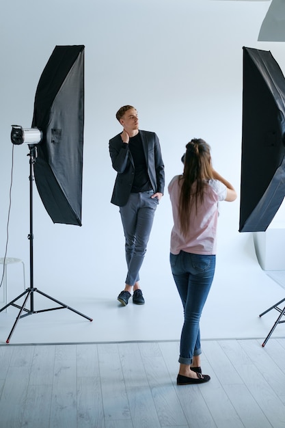 Concetto di studio fotografico dell'area di lavoro dell'attrezzatura fotografica del backstage.