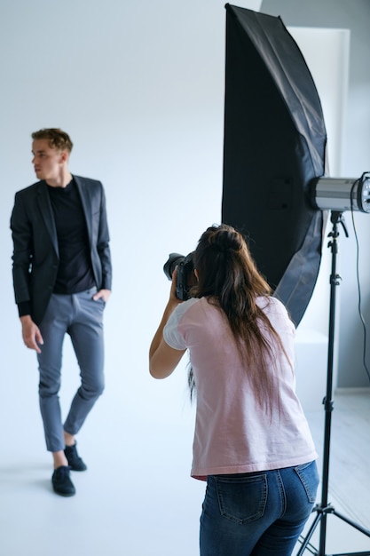 Foto concetto di studio fotografico sul posto di lavoro dell'attrezzatura fotografica del backstage