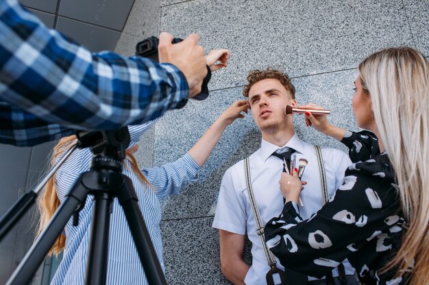 Foto concetto di servizio fotografico di stile di vita di lavoro di squadra dello stilista di fotografia del backstage