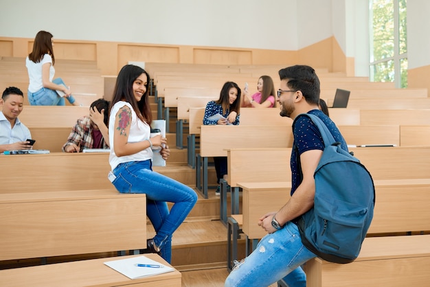 大学でコミュニケーションする学生のバックビュー。