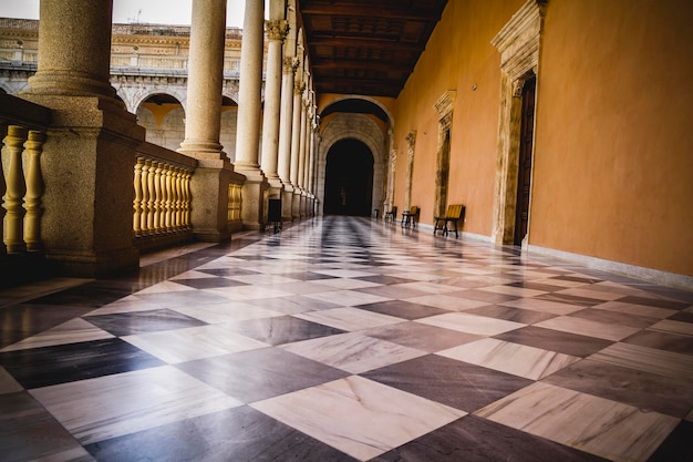 Cortile, palazzo al coperto, alcazar de toledo, spagna