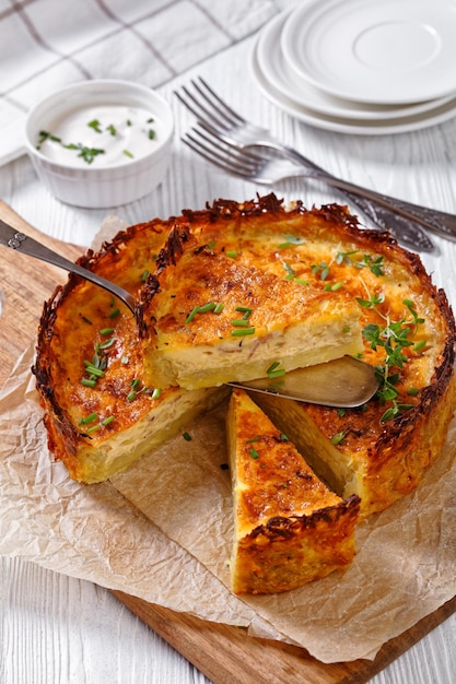 Bacon and cheese quiche met hash brown korst